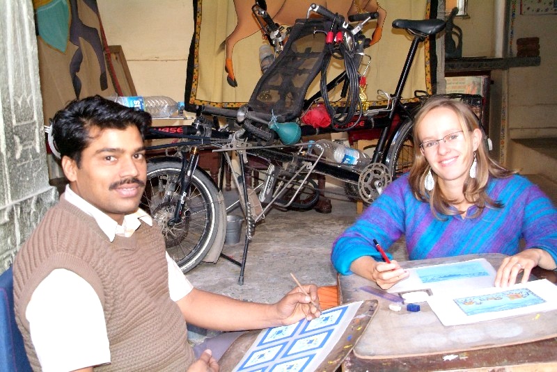 Udaipur, Rajasthan, Indien: Mandy versucht sich an indischer Miniaturmalerei