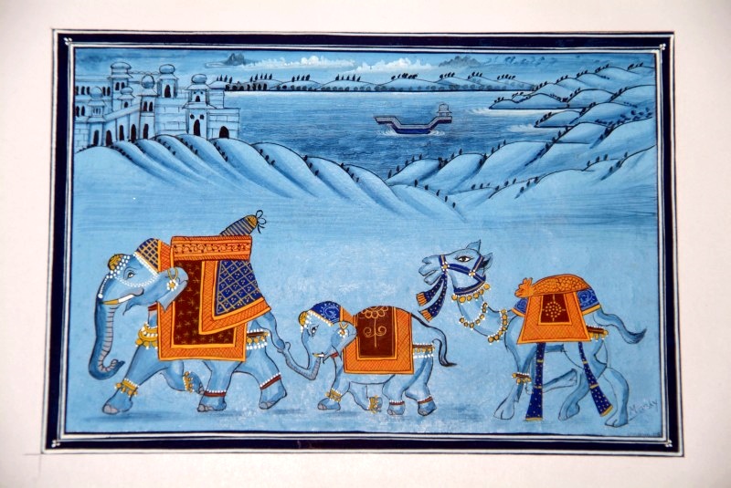 Udaipur, Rajasthan, Indien: Mandy präsentiert das Ergebnis