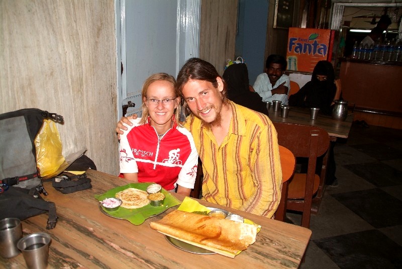 Karnataka, Indien: Wir essen die leckeren Dosa Reispfannkuchen und Chapatis	