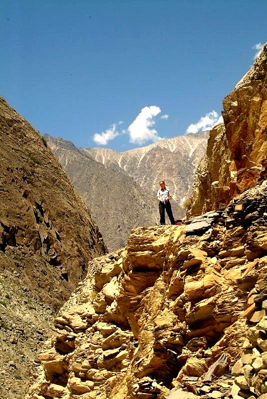 3-22-pakistan-karakorum-highway-mandy-beim-wandern-zum-rakaposhi-basislager