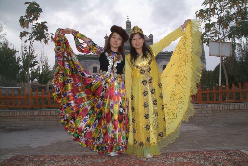 china2 029-chinesinnen-schmeissen-sich-in-pseudo-tracht