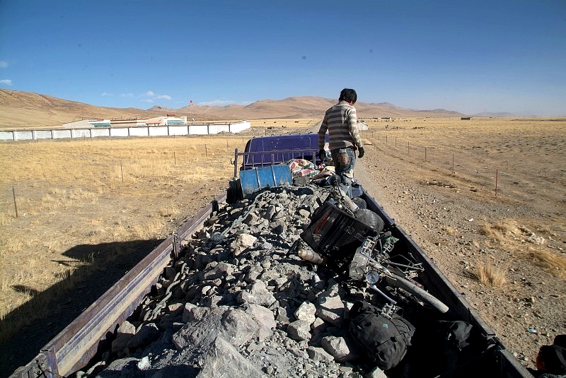tibet4 032-mit-gebrochenem-rahmen-muessen-wir-auf-lkw-weiterfahren