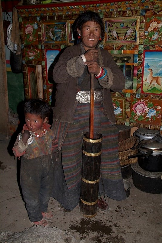 tibet5 014-bereitung-von-butter-auf-traditionelle-art-und-weise