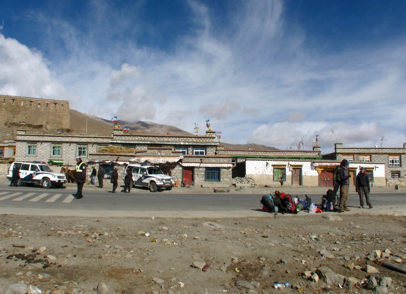 wandern in tibet 048 warten auf ruecktransport nach lhasa.jpg	