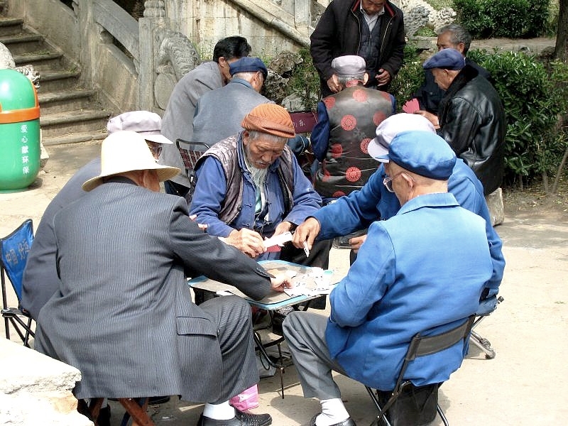 china3 008 alte maenner sitzen draussen zusammen