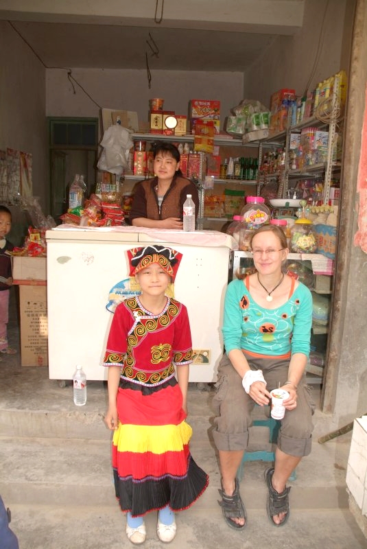 china3 020 mit einheimischen frauen an kleinem laden