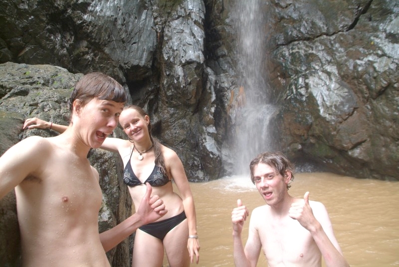 Jinghong, Yunnan, China: Am Wasserfall mit Mandy Craigh Jonas