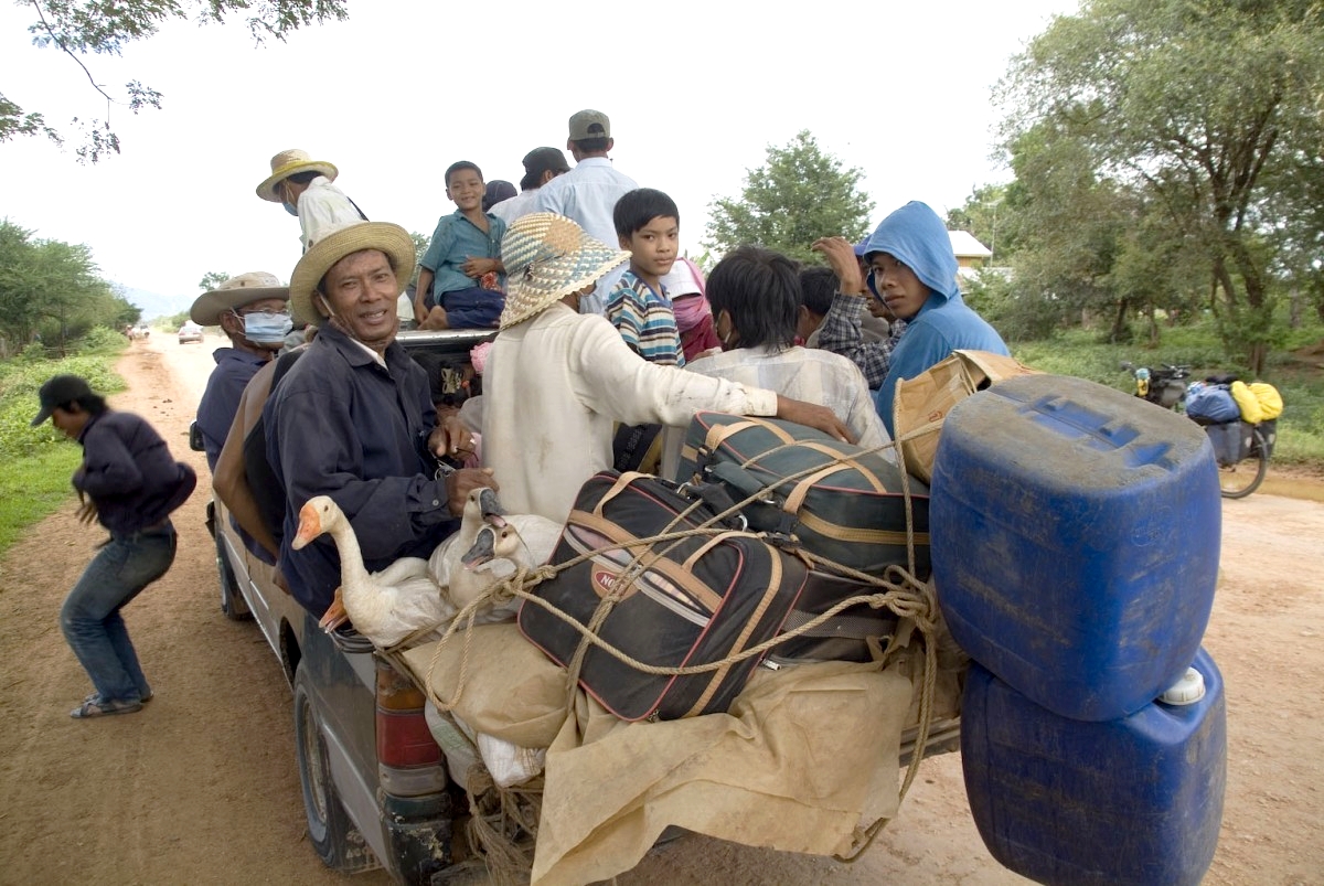 	Kambodscha: Menschen Gänse Gepäck alles fährt mit dem Kleinlaster	